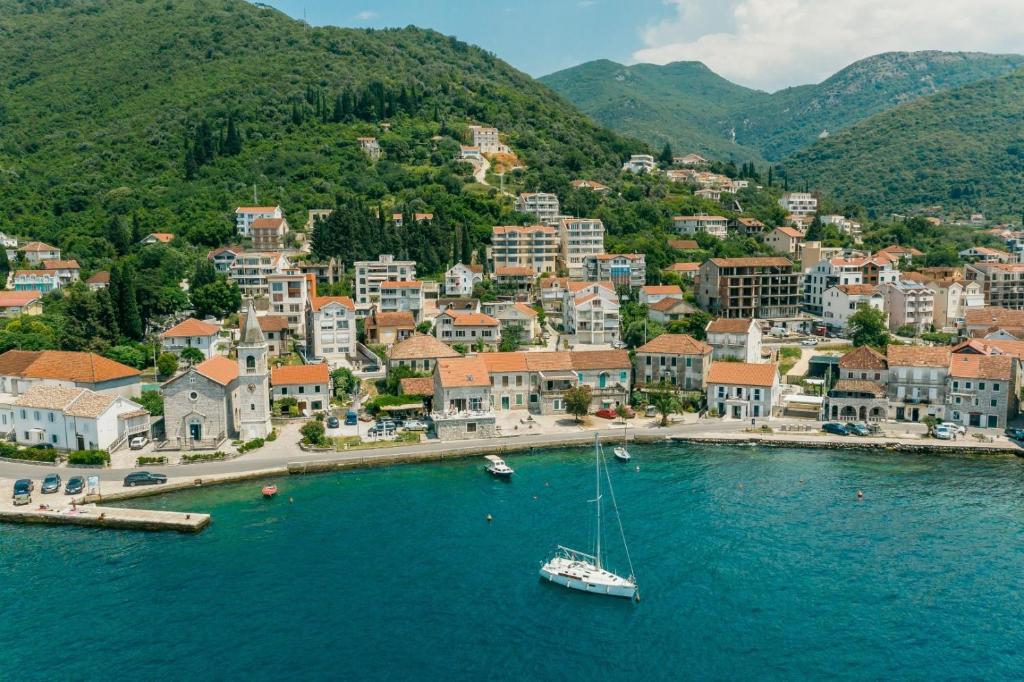 Tivat Two Bedroom Seaside Apartment photo 3