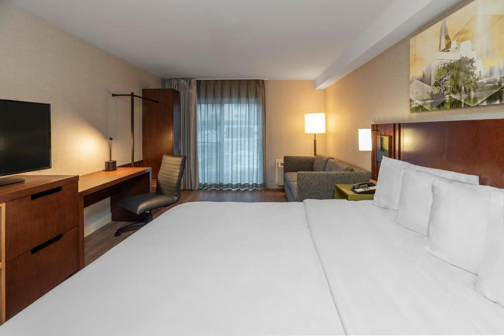 Comfort Inn Sudbury City - Tap to explore photos