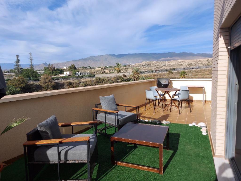 Amplio atico con terraza y aparcamiento entre el mar y desierto - Alborania