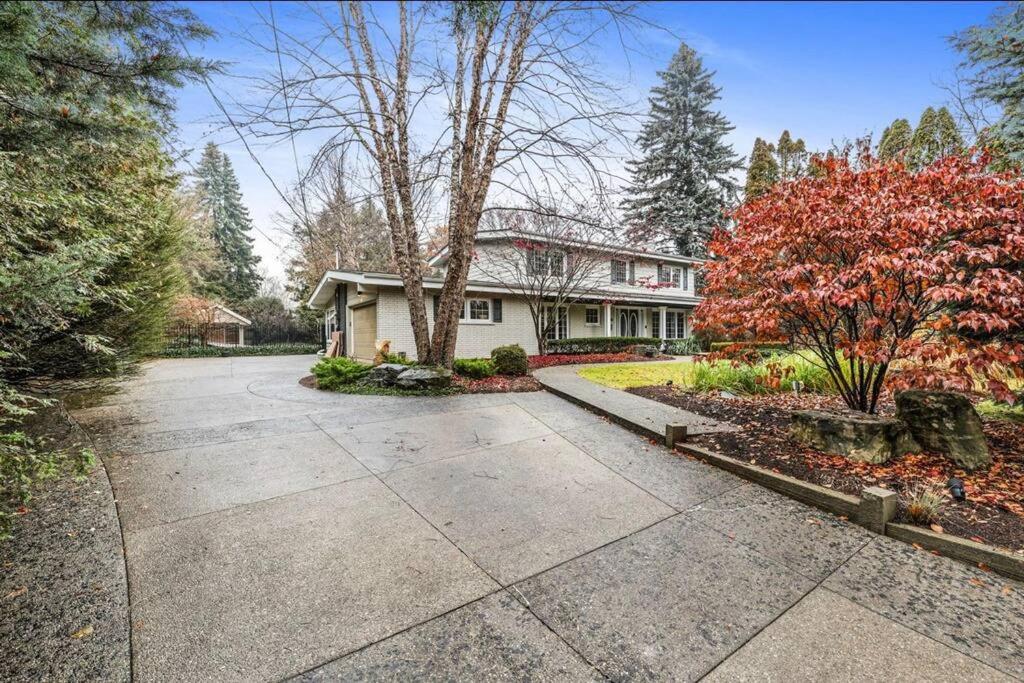 Private 4-bedroom steps to lake