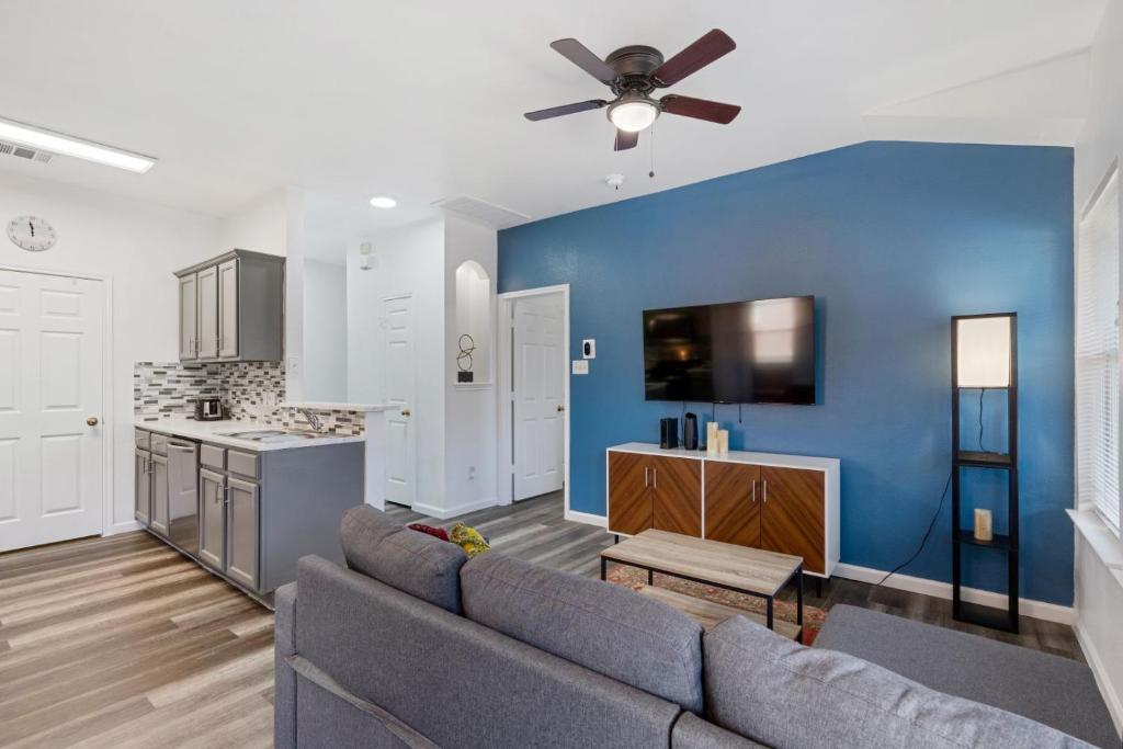 Quaint 2BD2B Condo* Fully Furnished*Amazing Patio* photo 2