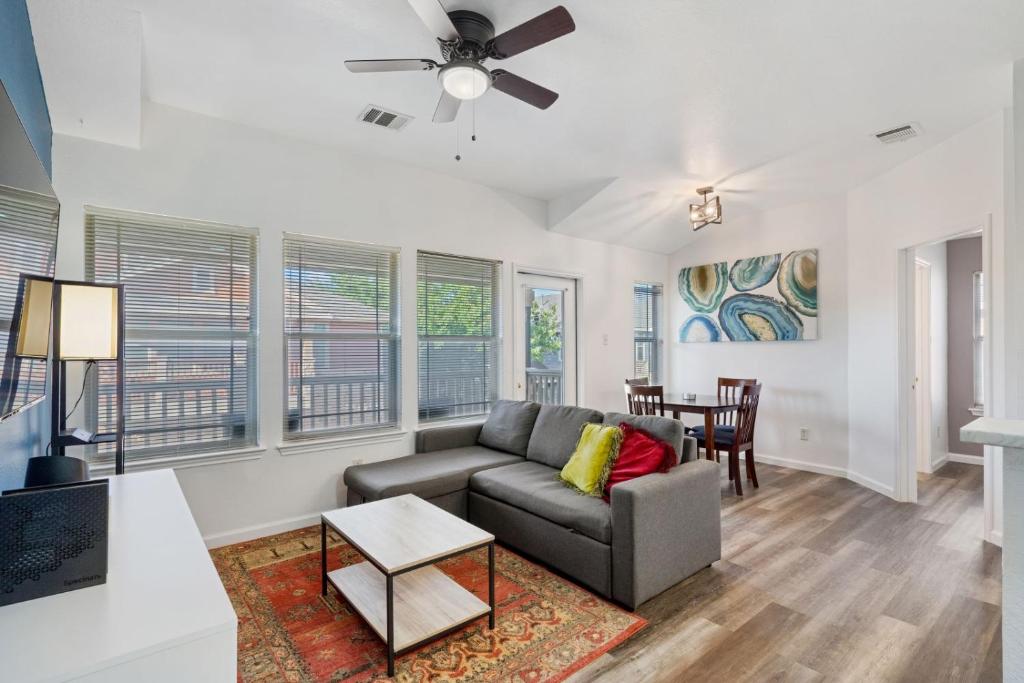 Quaint 2BD2B Condo* Fully Furnished*Amazing Patio* photo 3