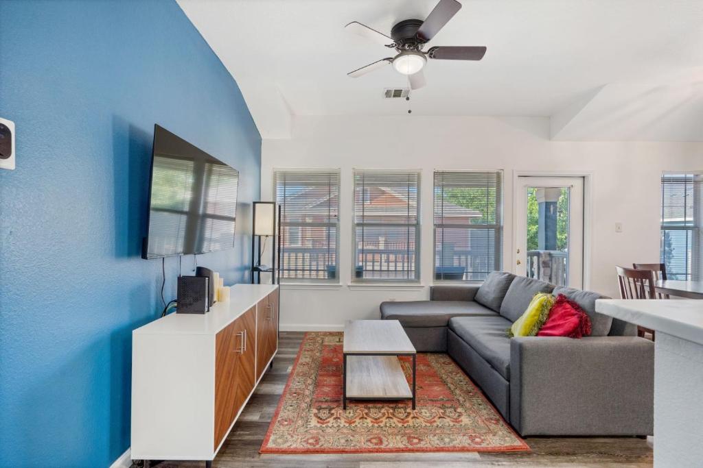 Quaint 2BD2B Condo* Fully Furnished*Amazing Patio* photo 4