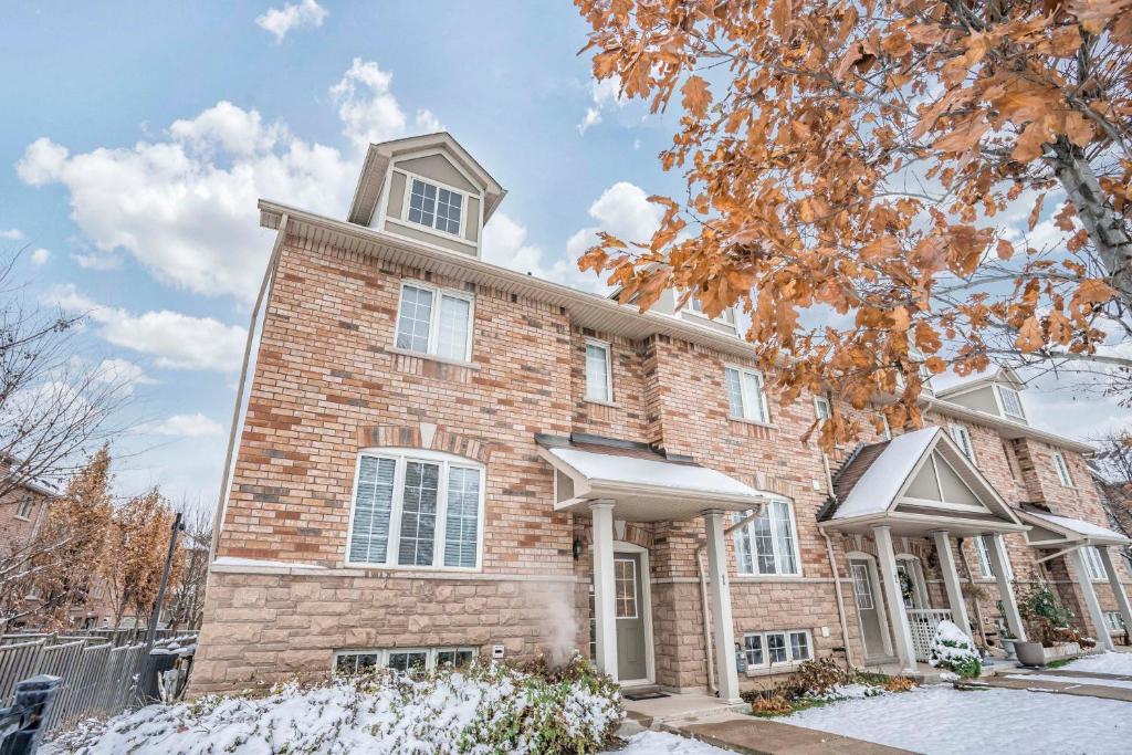 Designer 4BR Executive Townhome w/Parking photo 1