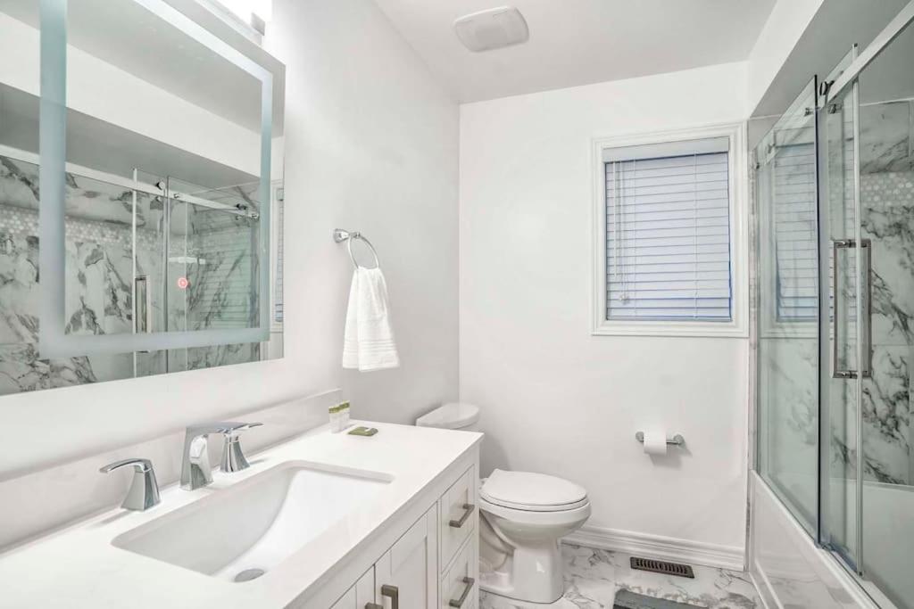 Designer 4BR Executive Townhome w/Parking photo 4