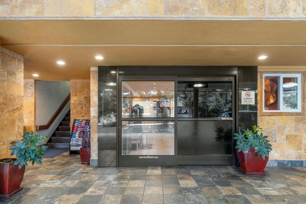 Best Western Plus Airport Plaza photo 2