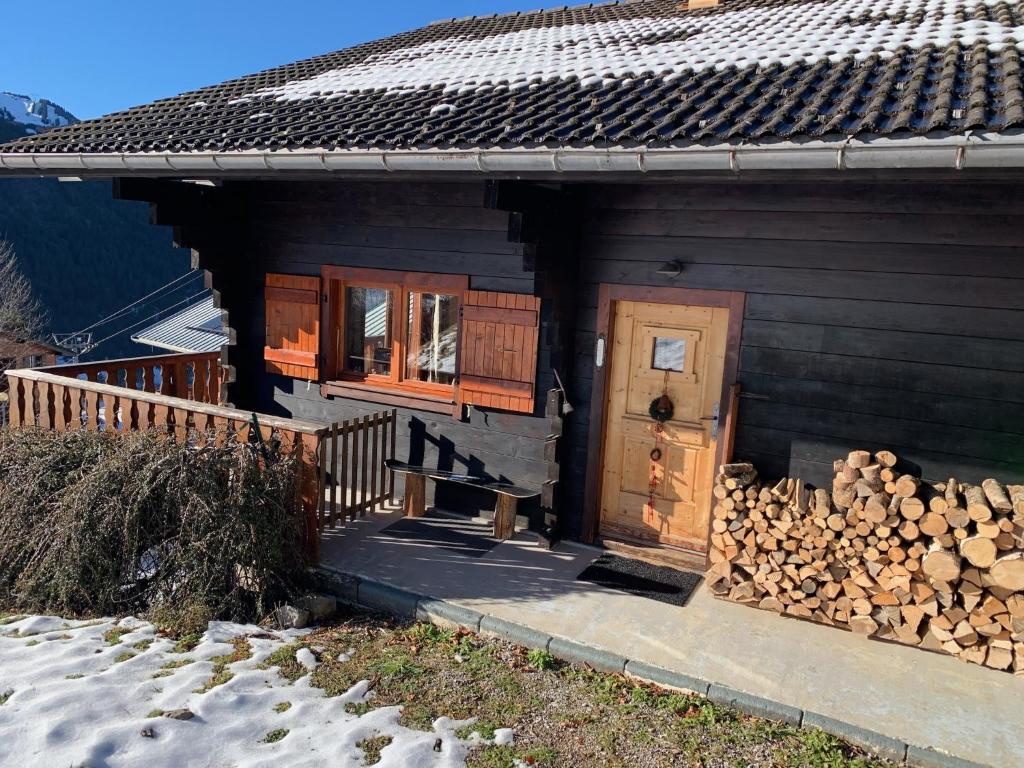 Charming, cosy chalet nestled in a breathtaking surrounding with spectacular, stunning mountain views photo 3