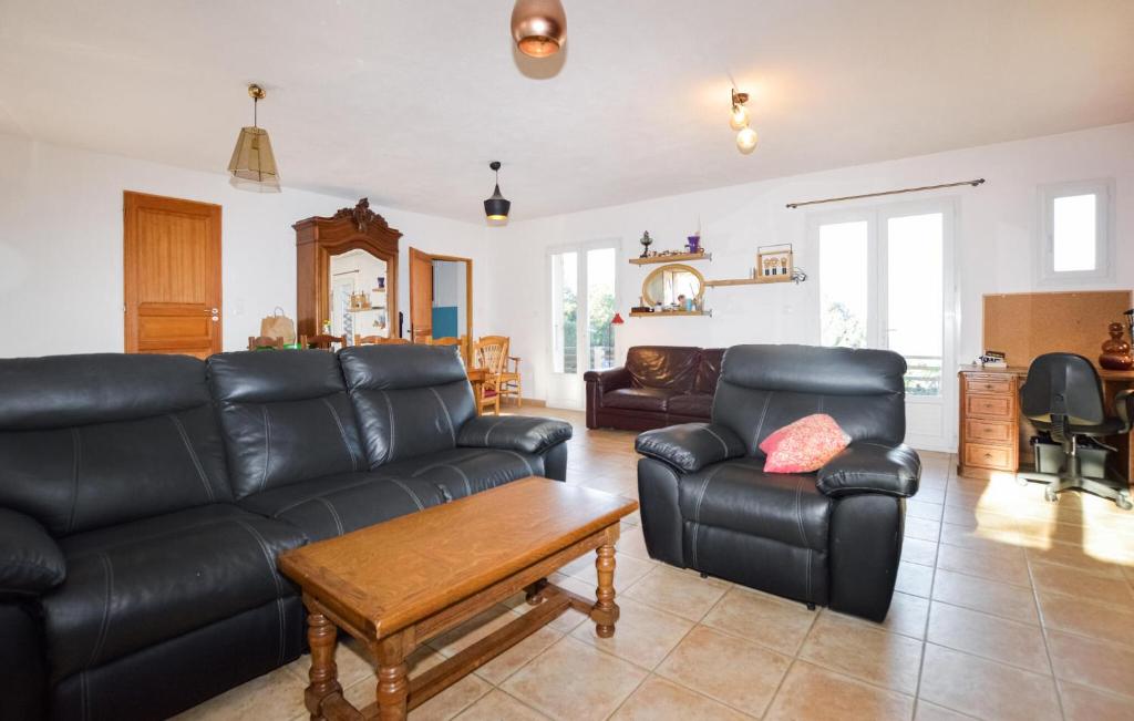 4 Bedroom Stunning Home In Cargse photo 2