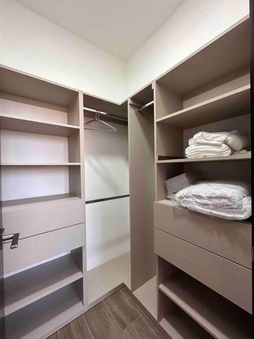 New Modern Apartment near Mall photo 3