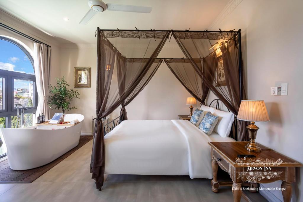 Devon Inn Room Type - Deluxe Double Room with Bathtub