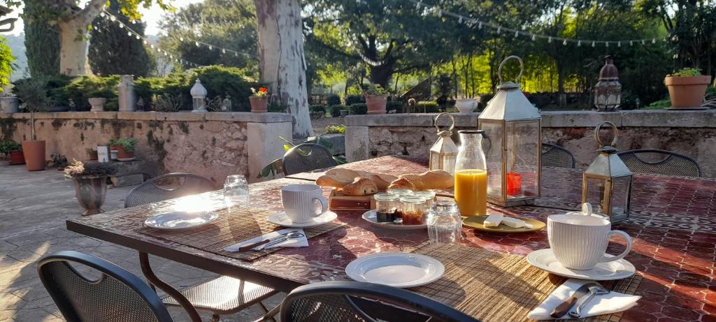 Chambre d'Hotes Lamanon, avec ou sans petit déjeuner - Domaine Les Peupliers - photo 3