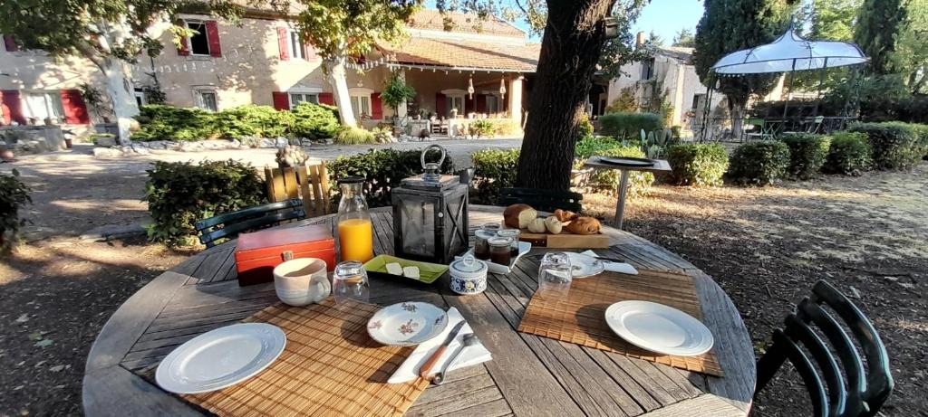 Chambre d'Hotes Lamanon, avec ou sans petit déjeuner - Domaine Les Peupliers - photo 2