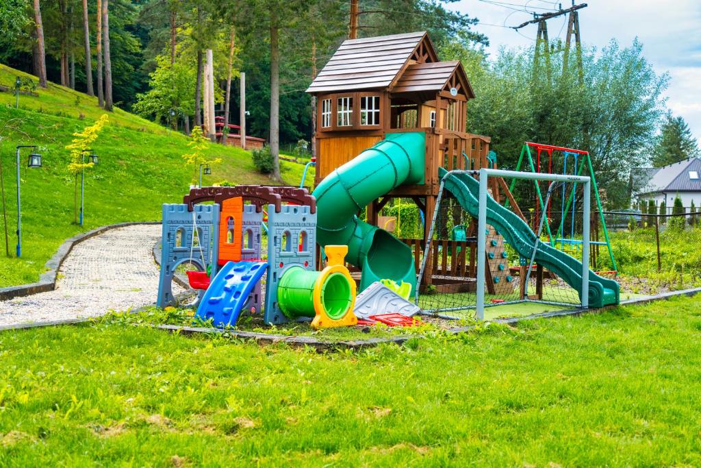 Przystań nad Sanem z widokiem na góry i rzekę photo 1