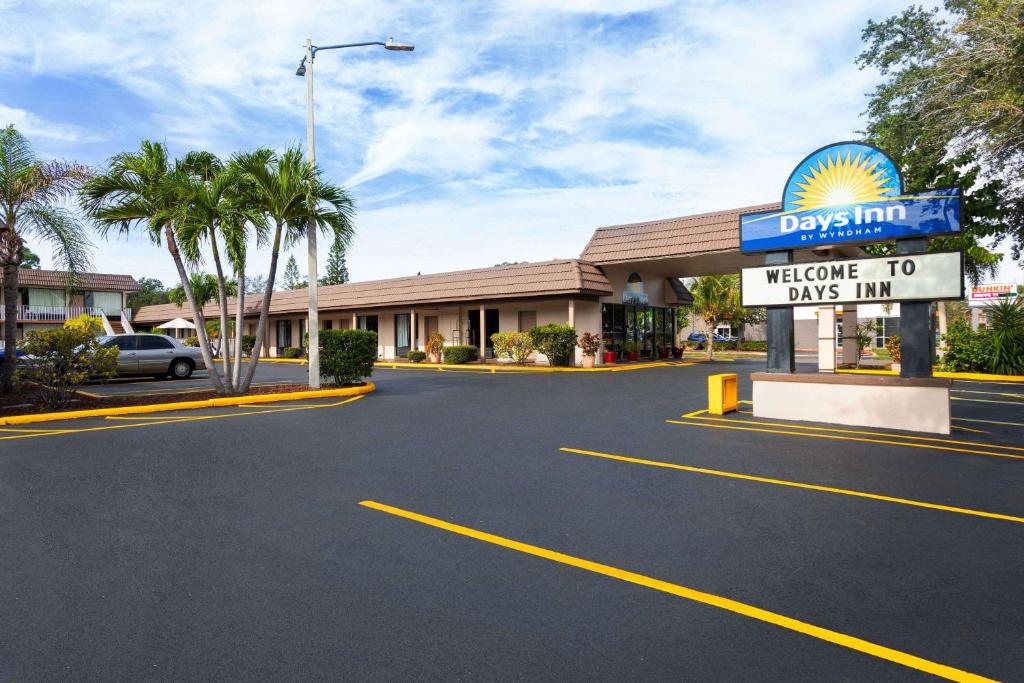 Days Inn by Wyndham St. Petersburg Central photo 3