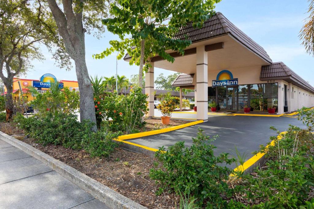 Days Inn by Wyndham St. Petersburg Central photo 4