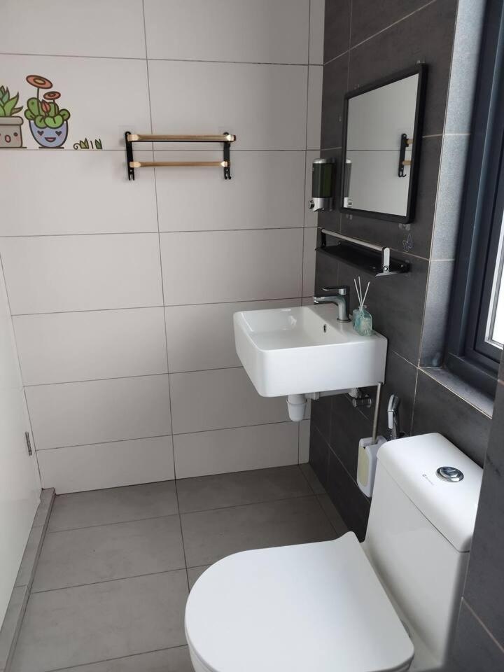 Happy Family Horizon Suite - near Xiamen-KLIA Netflix photo 4