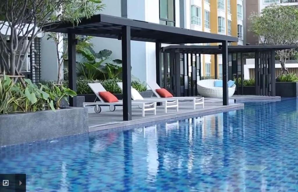 Condo in Bangkok with Swimming Pool near Malls and Train photo 3