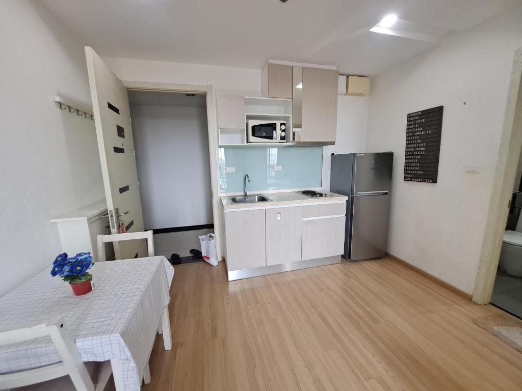 Condo in Bangkok with Swimming Pool near Malls and Train photo 4