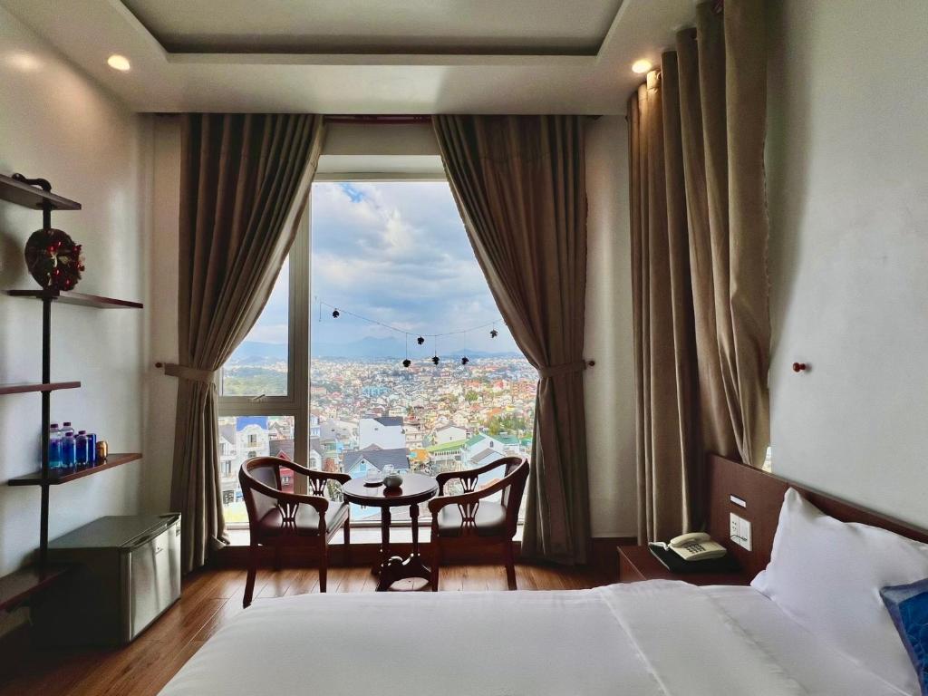 Cosy Hotel - phòng ban công