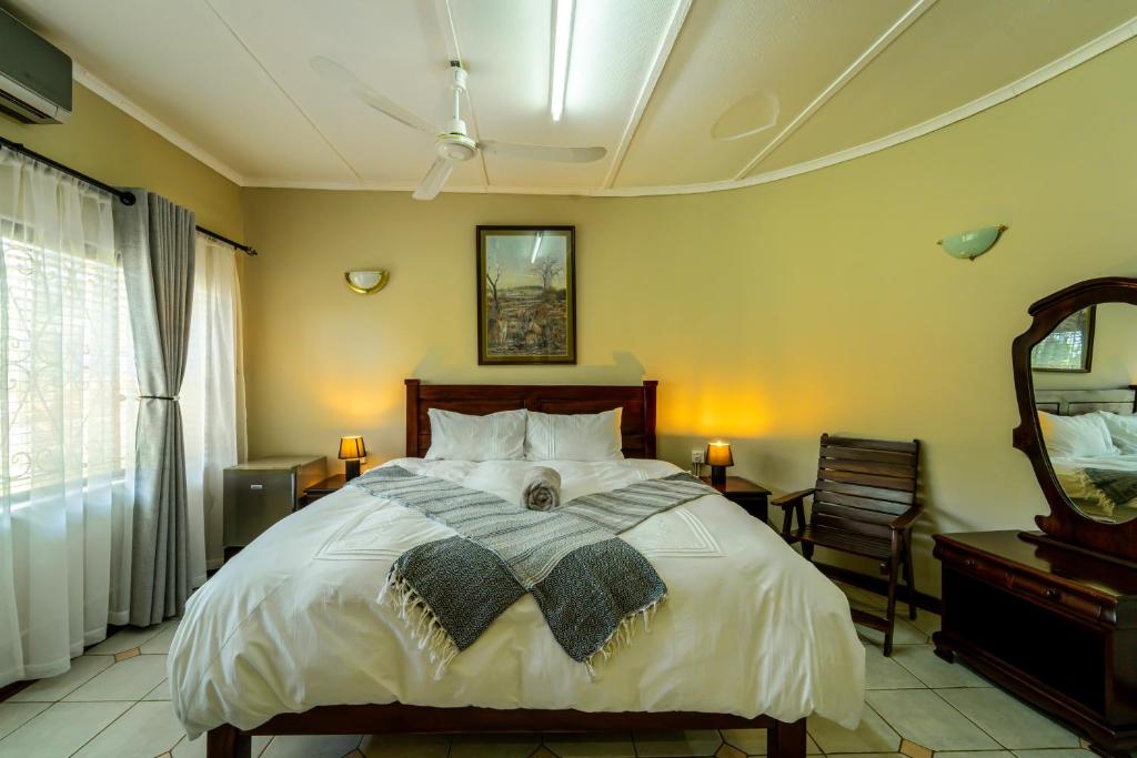 Room in Villa - Zambezi Family Lodge - Lion Room photo 2