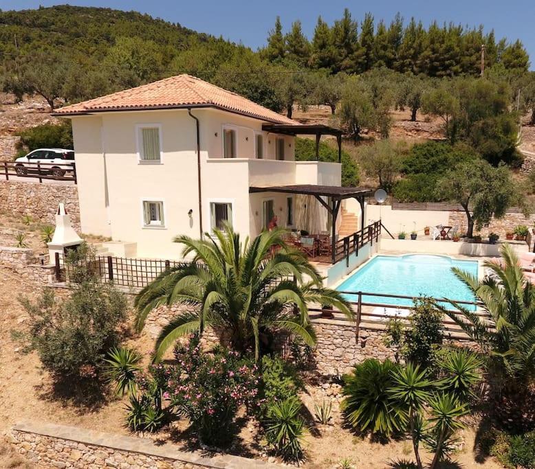 Alonissos 4-bedroom large villa with Private pool