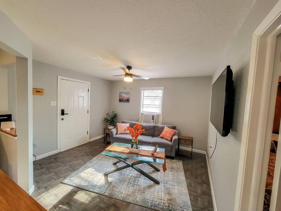 Cute, cozy apt near Hendricks image