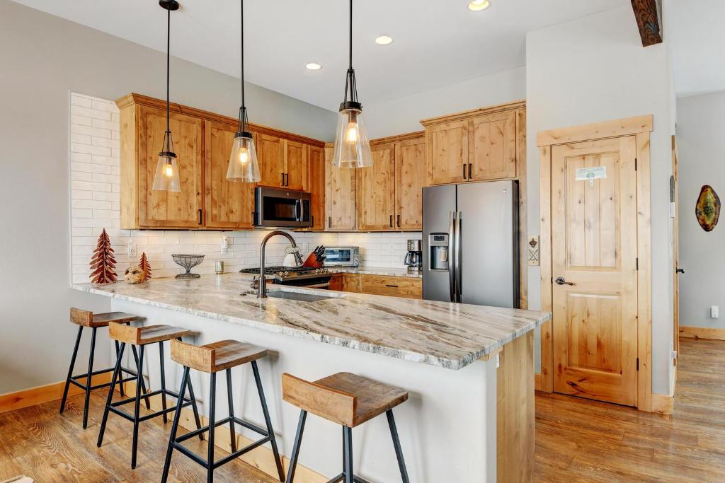 New Luxury Mountain Chalet 176- Hot Tub / Great Views / Best Price - $500 Free Activities Daily photo 2