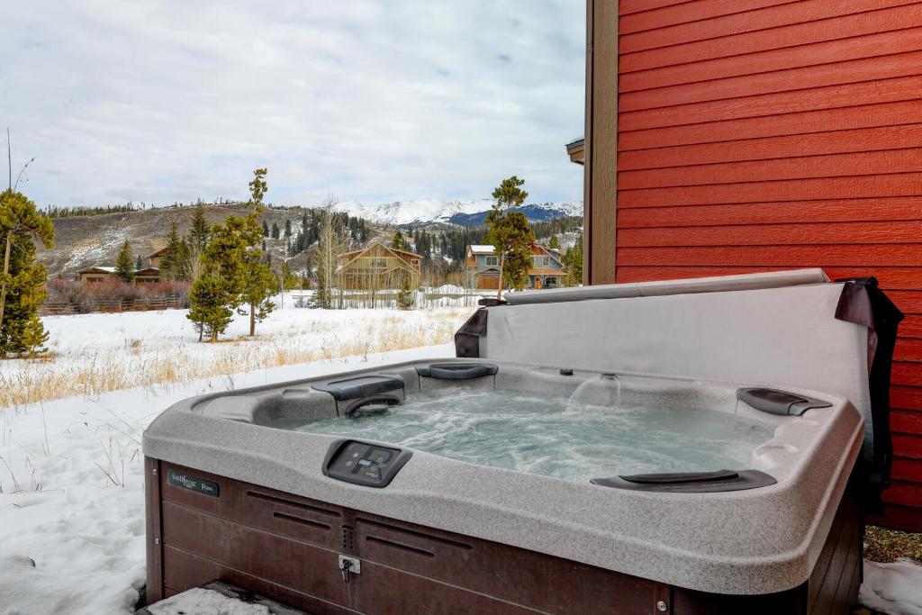 New Luxury Mountain Chalet 176- Hot Tub / Great Views / Best Price - $500 Free Activities Daily photo 4