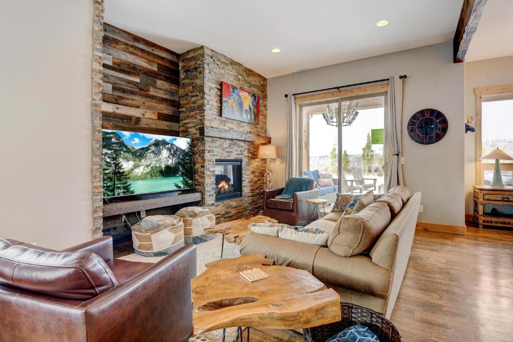 New Luxury Mountain Chalet 176- Hot Tub / Great Views / Best Price - $500 Free Activities Daily photo 1