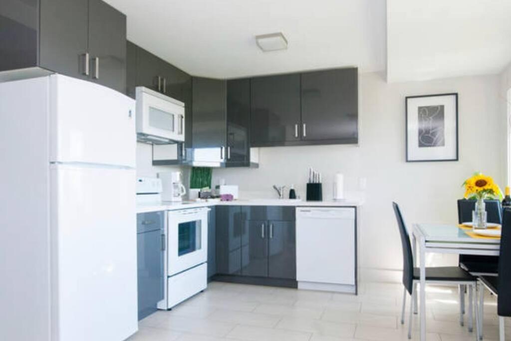 Beautiful Downtown & Bay Bridge, Vineyard Views! image