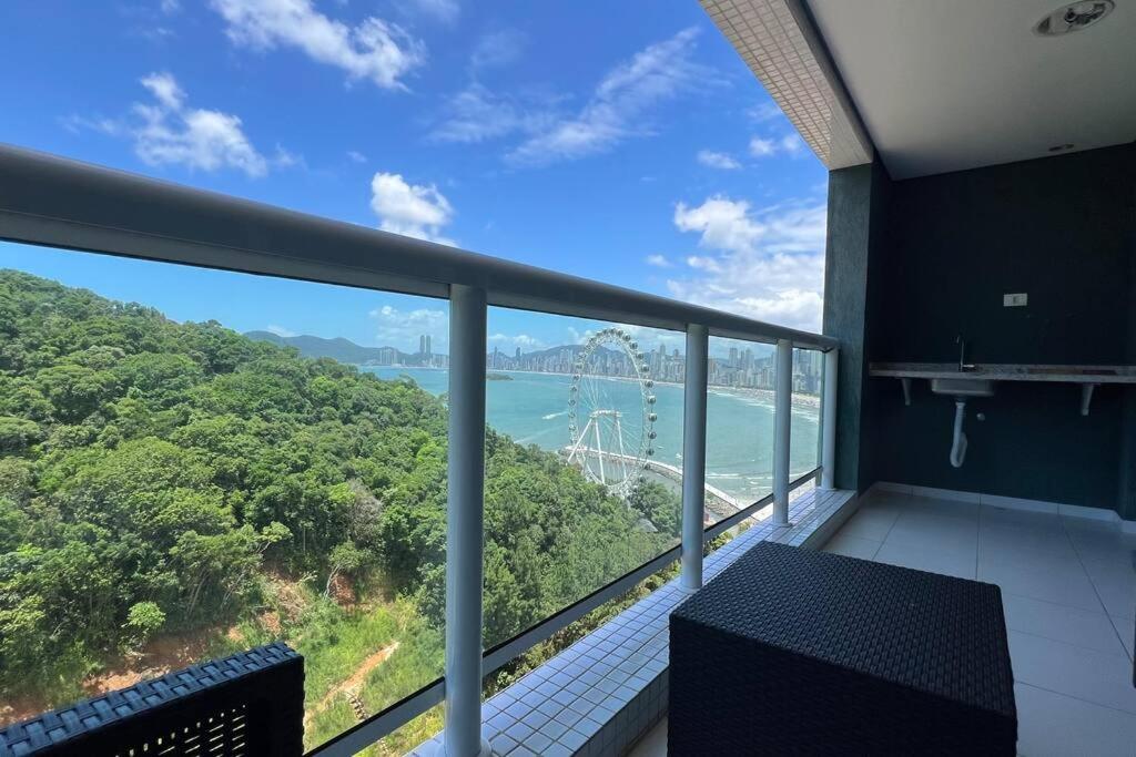Apto no terraço da rainha com vista para roda gigante e mar