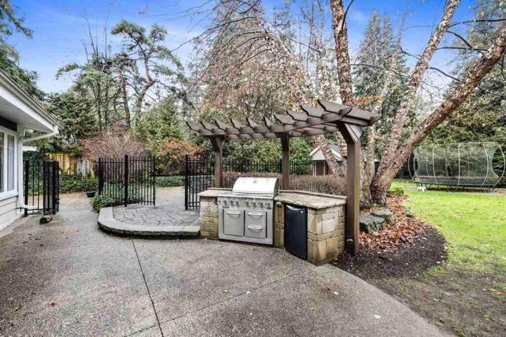Private 4-bedroom steps to lake photo 2