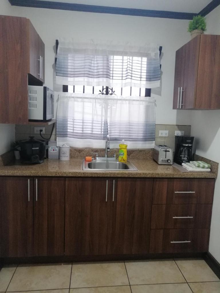 Kubo Home 4 Bedrooms 5 mins SJO Airport photo 1
