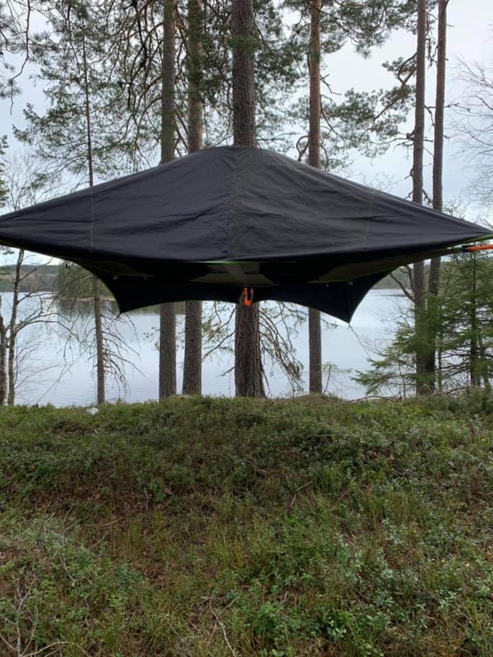 Svevetelt på privat holme photo 2