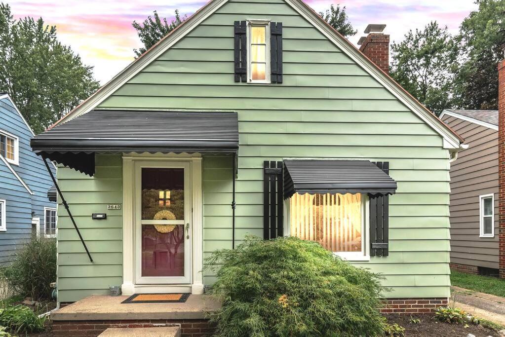 Adorable 2 Bedroom Private Cottage, Kitchen, WD, Garage, Netflix, Yard photo 2