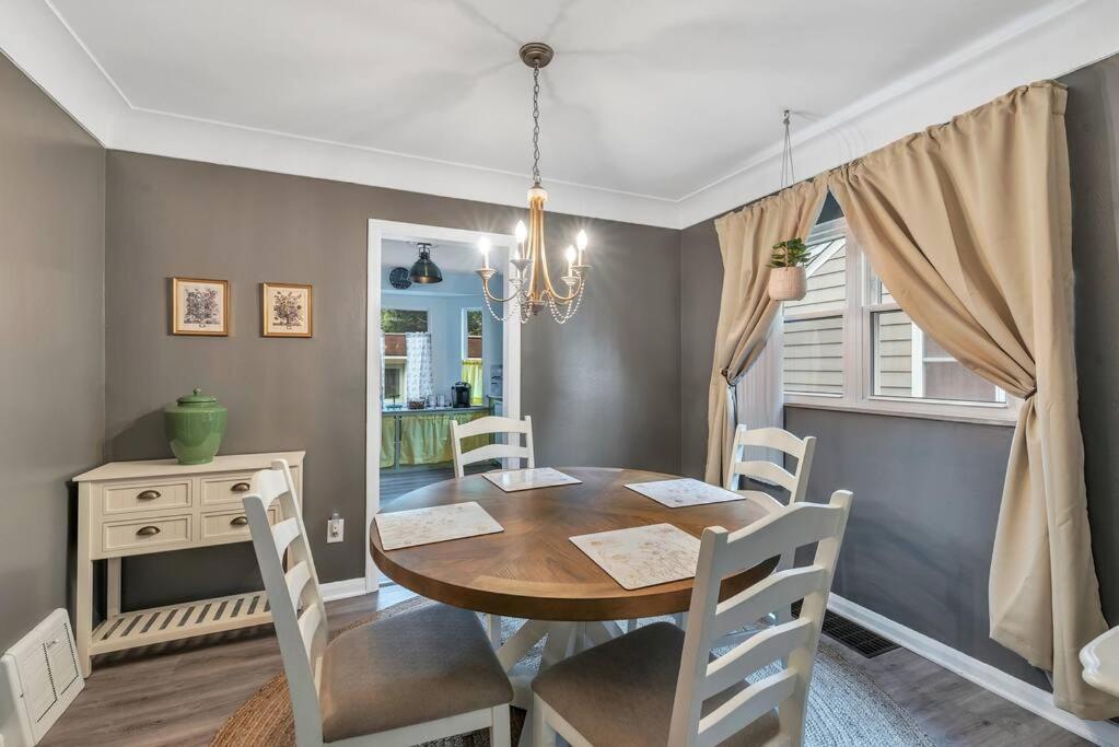 Adorable 2 Bedroom Private Cottage, Kitchen, WD, Garage, Netflix, Yard photo 3