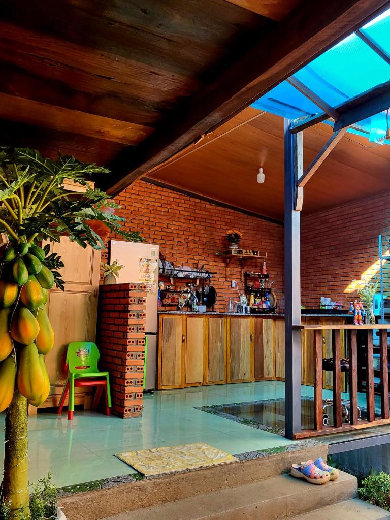 Nhà Sàn Bên Suối