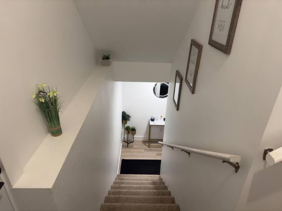 Cozy Apartment close to Airport photo 2