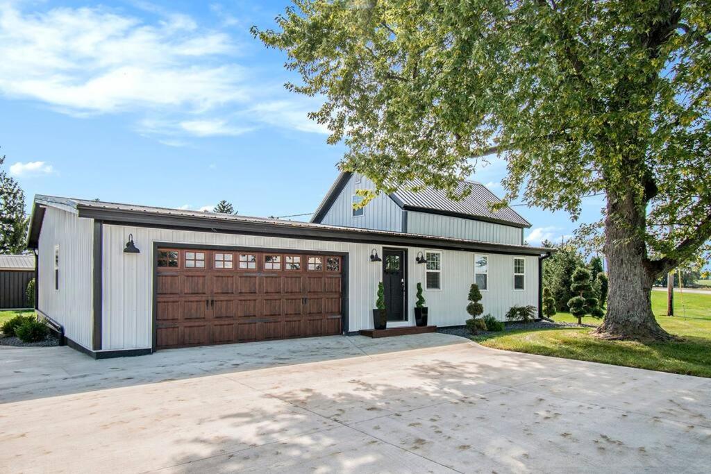 Farmhouse Sleeps 12+ Guests! Starlink Internet!