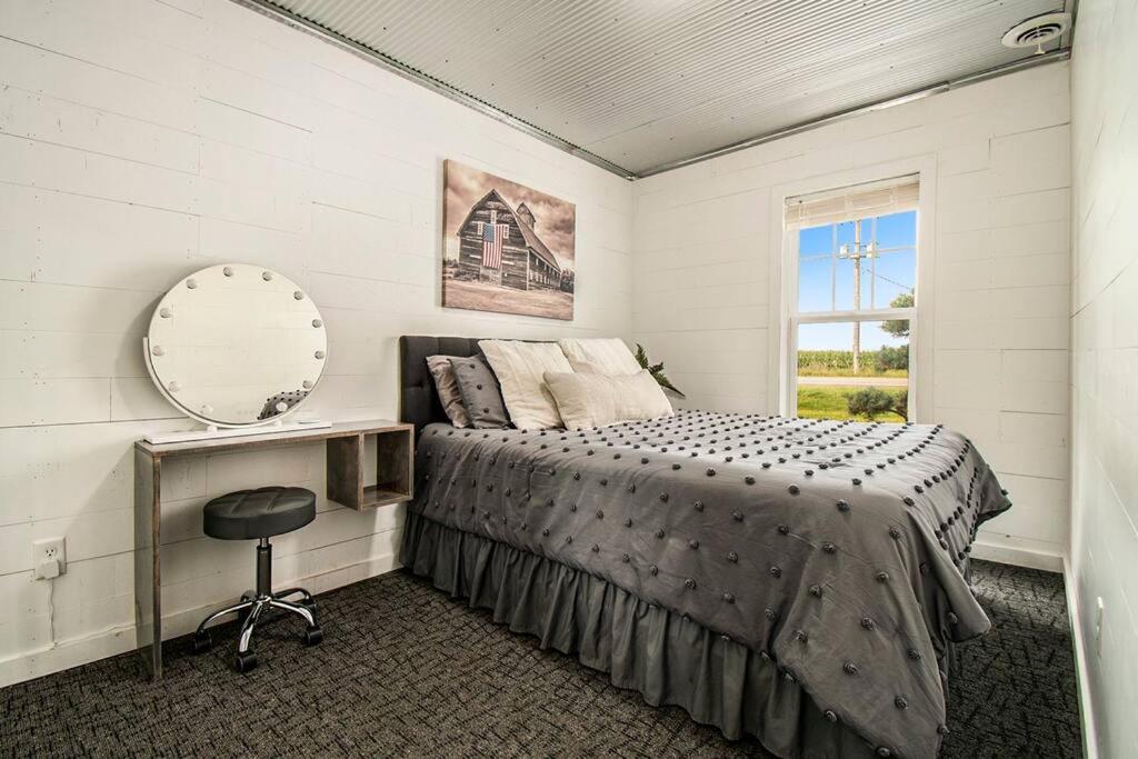 Farmhouse Sleeps 12+ Guests! Starlink Internet! photo 4