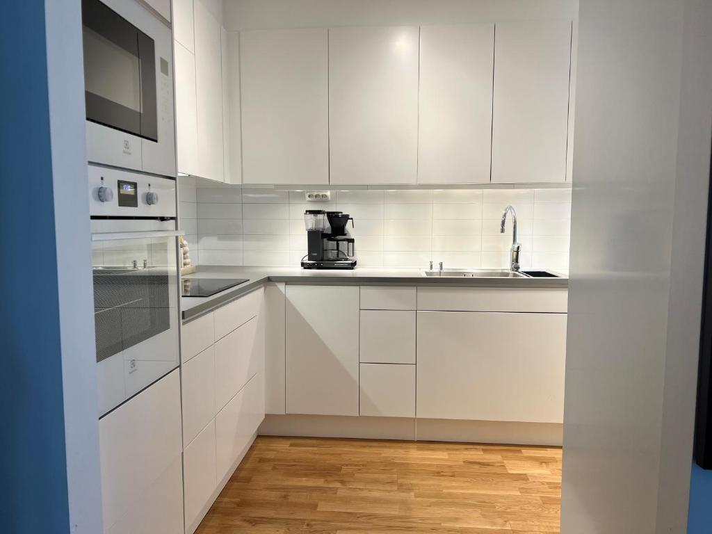 Newly produced and bright apartment close to metro photo 3