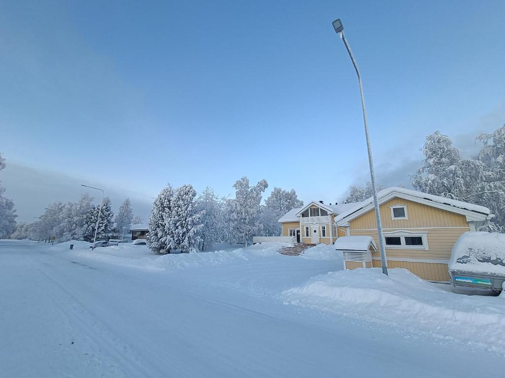 Arctic Lakeside Home photo 4