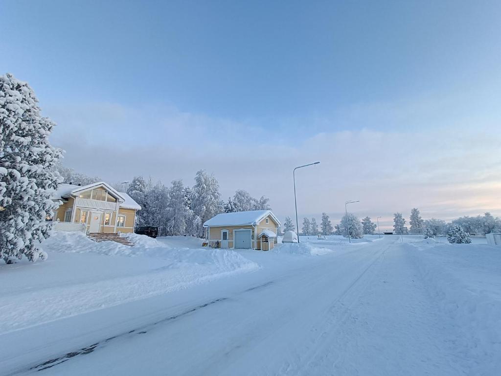 Arctic Lakeside Home photo 3