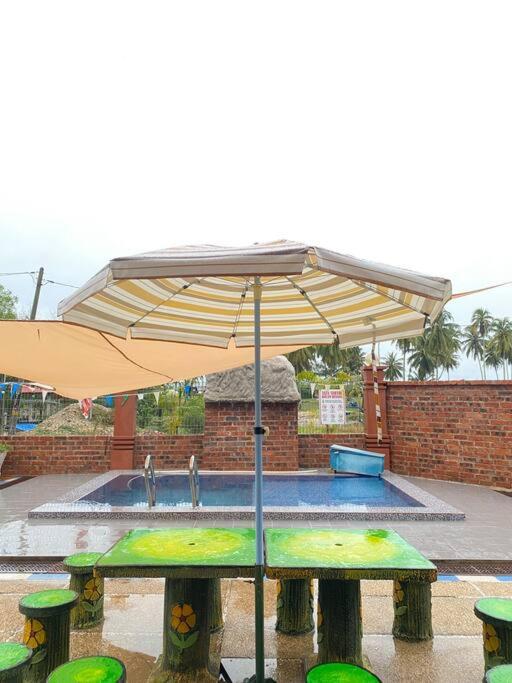 Waterfront Bungalow with Private Pool photo 2