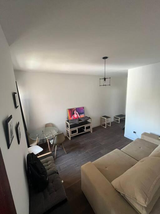 Quarto e sala São Mateus.