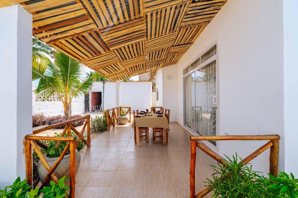 Pongwe Beach Front villa 2 photo 3