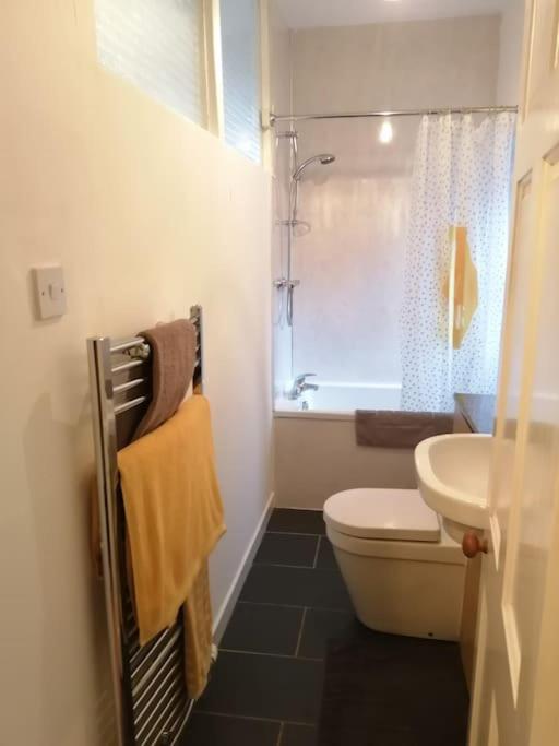 Stylish one bed flat with private parking photo 1