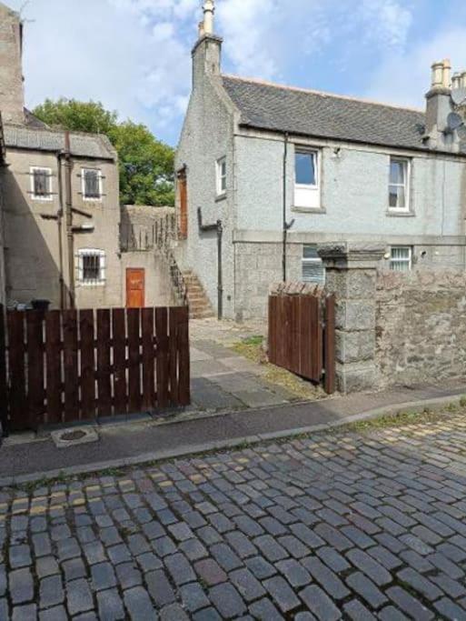 Stylish one bed flat with private parking photo 2