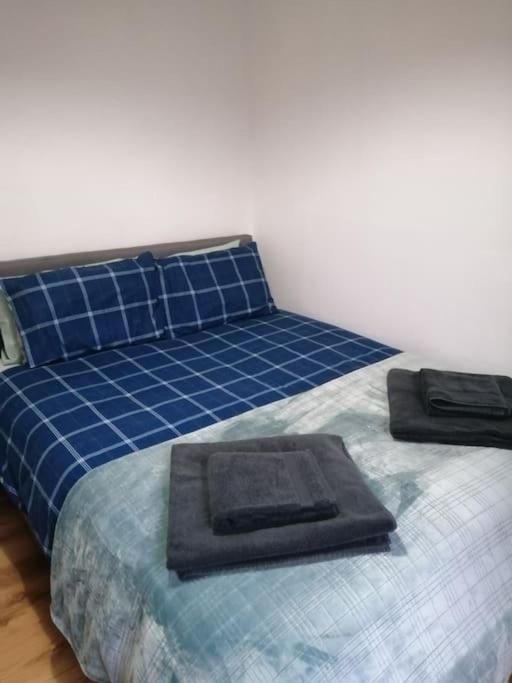 Stylish one bed flat with private parking photo 4