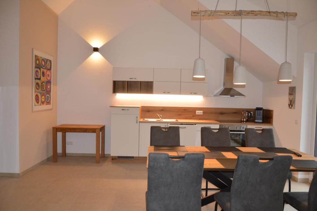 Ferienwohnung, 2 Zimmer, 4 bis 6 Personen, 67 qm, mit großem Balkon, entlang am Fluss, an der Aach, am Bodensee, nah am Naturschutzgebiet